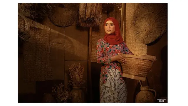 8 Gaya Pemotretan Lesty Kejora dan Rizky Billar Bertema Kabayan, Mesra Banget