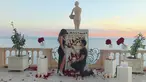 Putra Bambang Tri Hadmojo yang juga cucu Presiden ke-2 Soeharto, Aditya Trihatmanto melamar kekasihnya Kezia Toemion. Ingin menghadirkan suasana romantis dan mewah, Adi melamar sang kekasih di California. (instagram/keziatoemion)