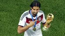 Beberapa bulan kemudian, Khedira memperkuat Timnas Jerman di Piala Dunia 2014. Meski tidak mencetak gol, dia punya peran besar saat Jerman mengalahkan Argentina 1-0 di partai final. (AFP/Fabrizio Bensch)