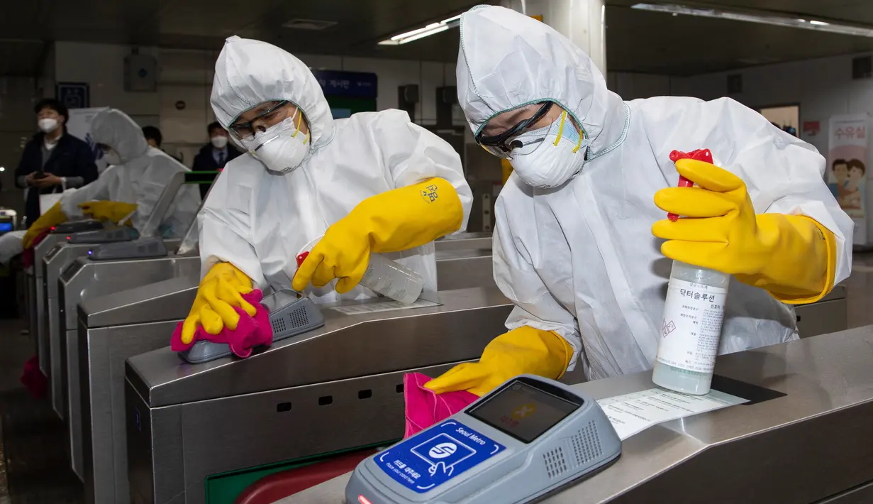 Petugas melakukan disinfeksi di stasiun kereta bawah tanah Gwanghwamun, Seoul, Korea Selatan, Jumat (28/2/2020). Hingga 28 Februari 2020, Korea Selatan mengonfirmasi total jumlah pasien terinfeksi virus corona COVID-19 sebanyak 2.337 orang. (Xinhua/Lee Sang-ho)