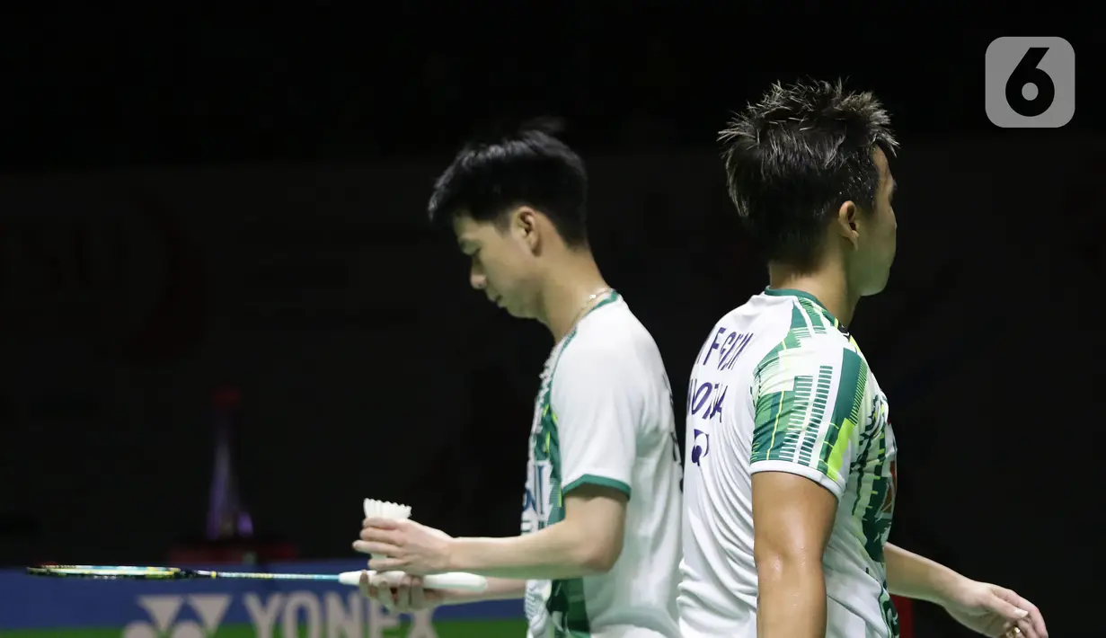 Pebulu tangkis ganda putra Indonesia, Marcus Fernaldi Gideon/Kevin Sanjaya Sukamulio saat bertanding melawan Liang Wei Keng/ Wang Chang (China) pada babak Semifinal Indonesia Masters 2022 di Istora Senayan, Jakarta, Sabtu (11/6/2022). Kevin/Marcus takluk dan gagal melaju ke final Indonesia Masters 2022. (Liputan6.com/Helmi Fithriansyah)