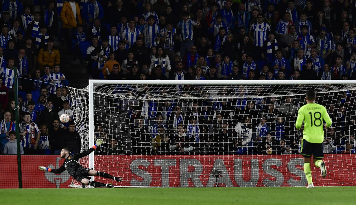 Jelang babak pertama usai, De Gea menjadi pahlawan di bawah mistar United lewat dua penyelamatan beruntun untuk menggagalkan peluang emas dua pemain Real Sociedad. (AP Photo/Alvaro Barrientos)