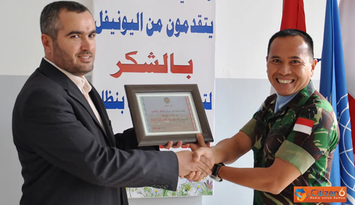 Citizen6, Lebanon: Dansatgas Indobatt Konga XXIII-F/UNIFIL, Letkol Inf Suharto Sudarsono menyerahkan bantuan berupa tempat penyaringan air untuk warga Deir Siriane, Lebanon Selatan, di depan kantor Desa setempat, Senin (1/10). (Pengirim: Badarudin Bakri).