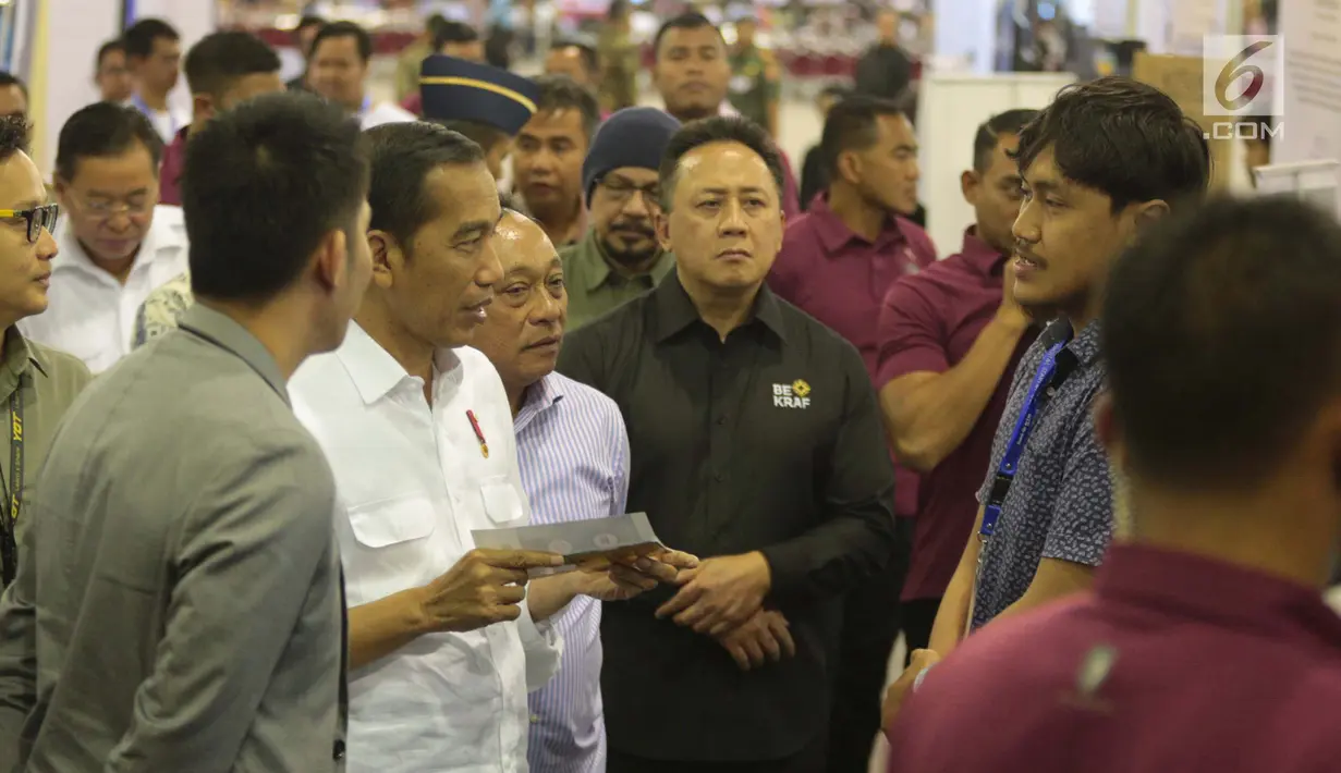 Presiden Joko Widodo (Jokowi) berbincang dengan pelaku startup saat menghadiri Digital Startup Connect 2018 di Jakarta, Jumat (7/12). Digital Startup Connect 2018 merupakan acara yang membahas ekosistem startup di Indonesia. (Liputan6.com/Angga Yuniar)