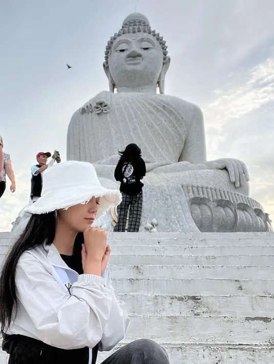 Liburannya kali ini begitu menyenangkan lantaran dilakukan di tengah kesibukannya yang begitu padat. Tak melewatkan kesempatan, Se Jeong pun mengunjungi banyak tempat indah dan melakukan berbagai kegiatan seru selama di sana. Idol Korea berusia 26 tahun itu berpose layaknya tengah berdoa di depan patung Budha. (Liputan6.com/IG/@clean_0828)