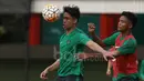 Duel dua pemain Timnas U-19 saat seleksi di Stadion Atang Sutresna Kopasus, Cijantung, Kamis (06/04/2017). Latihan ini bagian dari seleksi tim persiapan Piala AFF U-18 di Myanmar. (Bola.com/Nicklas Hanoatubun)