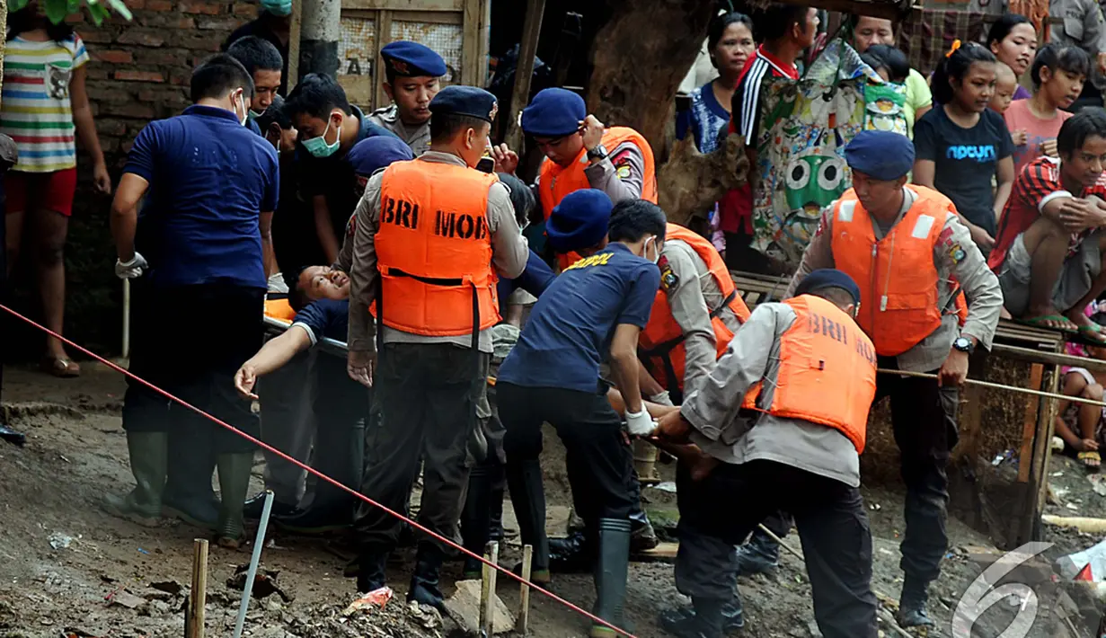 Seorang warga berhasil diselamatkan petugas dalam simulasi penyelamatan saat banjir, Kampung Pulo, Jakarta, Selasa (13/1/2015). (Liputan6.com/Johan Tallo)