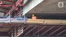 Pekerja menyelesaikan proyek Flyover Cakung, Jakarta, Kamis (17/12/2020). Flyover dengan biaya pembangunan mencapai Rp 261 miliar ini diharapkan mampu mengatasi kemacetan yang kerap terjadi di kawasan tersebut serta meminimalisir kecelakaan akibat perlintasan sebidang. (merdeka.com/Iqbal Nugroho)