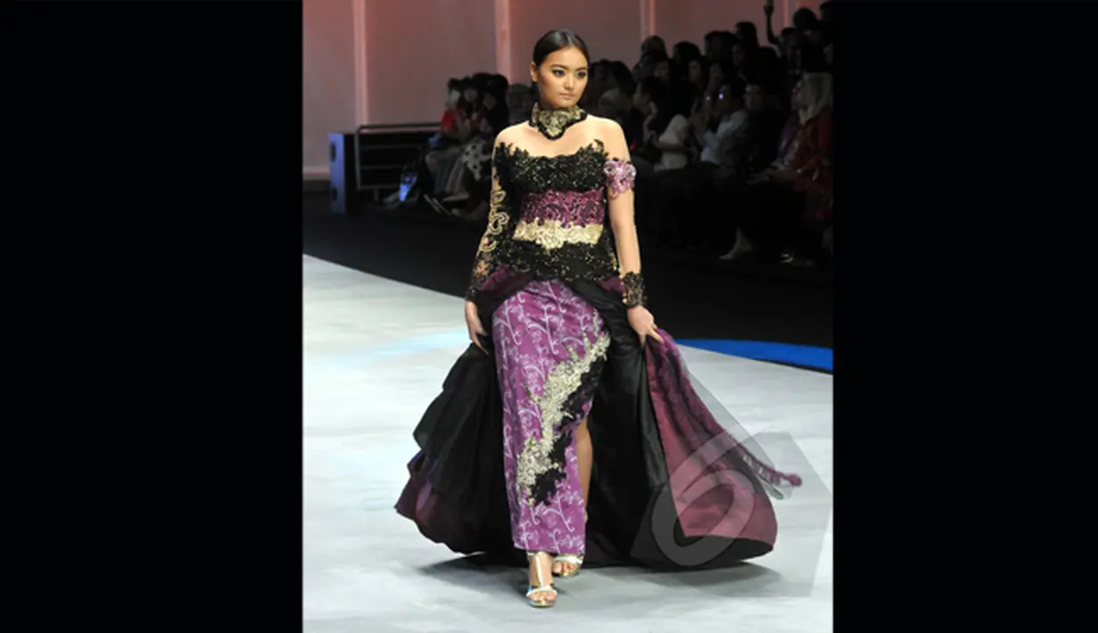 Seorang model memeragakan kebaya dengan dominan warna ungu di Indonesia Fashion Week 2015 di JCC, Minggu (1/3/2015). Fransisca Darmawan berhasil mengemas busana tradisinal menjadi kebaya modern (Liputan6.com/Panji Diksana)