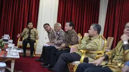 Sejumlah pimpinan DPR menyambangi Kantor Presiden, Jakarta, Senin (18/5/2015). Kedatangan DPR untuk mengajukan usulan revisi UU No. 1 Tahun 2015 tentang Pemilihan Gubernur, Bupati, dan Wali Kota. (Liputan6.com/Faizal Fanani)