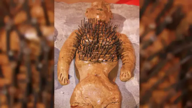 Boneka voodoo di Museum of Witchcraft. (Sumber Wikimedia Commons)