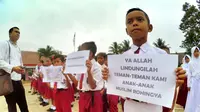 Aksi polos anak-anak Banyumas itu diharapkan bisa menguatkan Indonesia untuk membantu korban tragedi kemanusiaan Rohingya. (Liputan6.com/M Syukur)