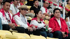 Menpora Imam Nahrawi, Menkumham Yasonna Laoly, Menko PMK Puan Maharani dan Ketua KOI, Erick Tohir menyaksikan pertandingan polo air putra Indonesia melawan Filipina di National Aquatic Centre, Kuala Lumpur, Minggu (20/8). (Liputan6.com/Faizal Fanani)