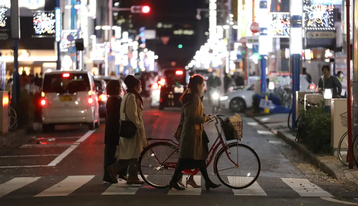 Orang-orang yang mengenakan masker melintas di sebuah jalan di Nagoya, Jepang, pada 10 Desember 2020. Jepang mengonfirmasi 2.810 kasus harian COVID-19 pada Rabu (9/12) ketika negara itu berjuang untuk meredam lonjakan infeksi terbaru. (Xinhua/Du Xiaoyi)