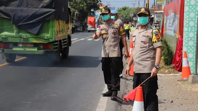 Kapolres Garut AKBP Budi Satria Wiguna nampak siaga di jalur mudik Limbangan. Pelaksanaan arus mudik lebaran via Garut, tahun ini berlansgung lancar tanpa hambatan berarti