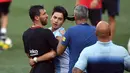  Seorang  fans Memeluk penyerang Barcelona, Lionel Messi saat sesi latihan di Red Bull Arena di Harrison, New Jersey, (21/7). Barcelona akan berhadapan dengan Juventus pada ICC 2017. (AFP Photo/Jewel Samad) 