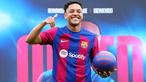 Vitor Roque baru saja bergabung dengan Barcelona pada bursa transfer musim dingin 2023/2024 dan langsung menjalani debutnya saat menang 2-1 atas Las Palmas pada pekan ke-19 La Liga 2023/2024 (4/1/2024). Striker berusia 18 tahun yang sejatinya telah resmi menjadi milik Barcelona pada awal musim 2023/2024 itu menjadi striker asal Brasil teranyar yang dimiliki Barcelona. Sebelumnya Barcelona pernah diperkuat beberapa striker asal Brasil, lima di antaranya bahkan bisa dibilang paling sukses, siapa saja? Ini dia daftar kelimanya. (AFP/Pau Barrena)