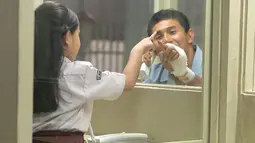 Berdasarkan pantauan Showbiz Liputan6.com, sejumlah netizen mengaku hatinya teriris oleh kisah Miracle In Cell No. 7 yang menempatkan Vino G Bastian sebagai Dodo Rozak. Ayah satu anak ini mengidap disabilitas intelektual-autisme dan berprofesi sebagai penjual balon untuk menghidupi anaknya. Ia dibui dengan tuduhan pembunuhan dan pelecehan seksual anak di bawah umur. (Foto: Dok. Instagram @falconpictures_)