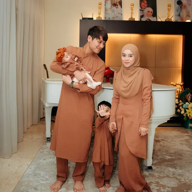 Konsisten Tampil Melayu, Intip 6 Gaya Kompak Keluarga Lesti Kejora dan Rizky Billar Pakai Sarimbit Lebaran Nuansa Earth Tone