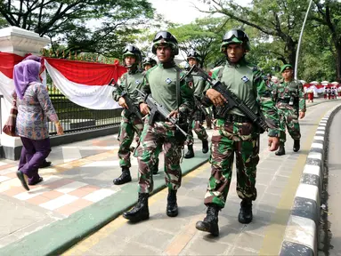 Personel TNI bersenjata lengkap melakukan patrol di luar pagar Istana Bogor, Rabu (1/3). Jelang kedatangan Presiden Joko Widodo dan Raja Arab Saudi, Salman bin Abdulaziz pengamanan Kota Bogor diperketat. (Liputan6.com/Helmi Fithriansyah)
