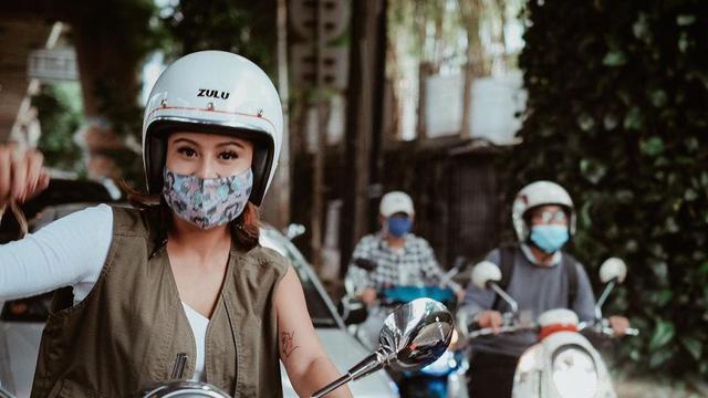 Awkarin naik Vespa (Instagram/@awkarin)