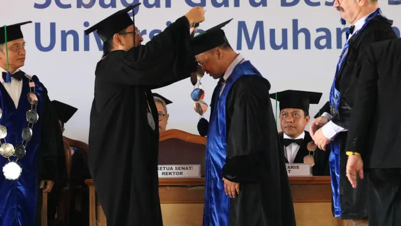 Pengukuhan Profesor Sisunandar dilakukan di tengah kebun kepala kopyor, UMP, Banyumas, Jawa Tengah. (Foto: Liputan6.com/UMP/Muhamad Ridlo)