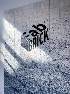 Inovasi berkelanjutan datang dari Prancis yang mengubah limbah tekstil jadi batu bata (@fab.brick)