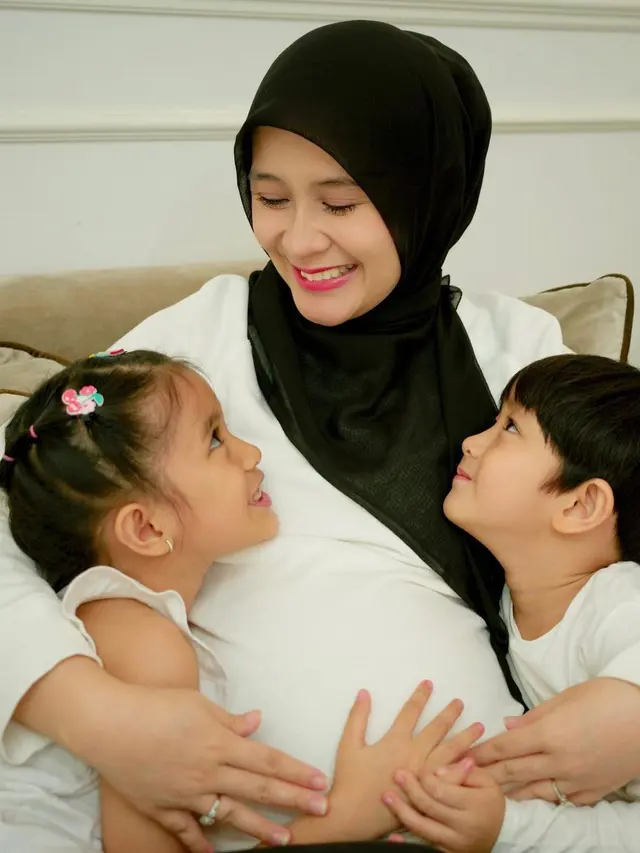 6 Potret Ryana Dea Umumkan Kehamilan Ketiga, Sudah Pamer Baby Bump
