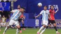 Pemain Argentina Cristian Romero mencetak gol pertama timnya mereka selama pertandingan sepak bola babak 16 besar Piala Dunia antara Argentina dan Mesir di Atlanta, Selasa, 7 Juli 2026. (AP Photo/Mike Stewart)