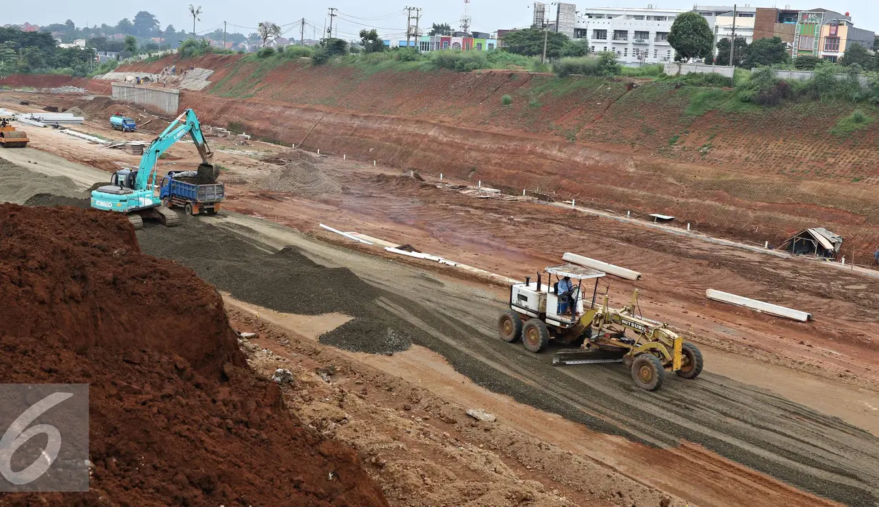 Sejumlah alat berat saat mengerjakan proyek pembangunan Jalan Tol Cinere-Jagorawi di Depok, Jawa Barat, Senin (22/2). Keterlambatan pembebasan lahan menjadi penyebab Musala tersebut masih berdiri kokoh. (Liputan6.com/Immanuel Antonius)