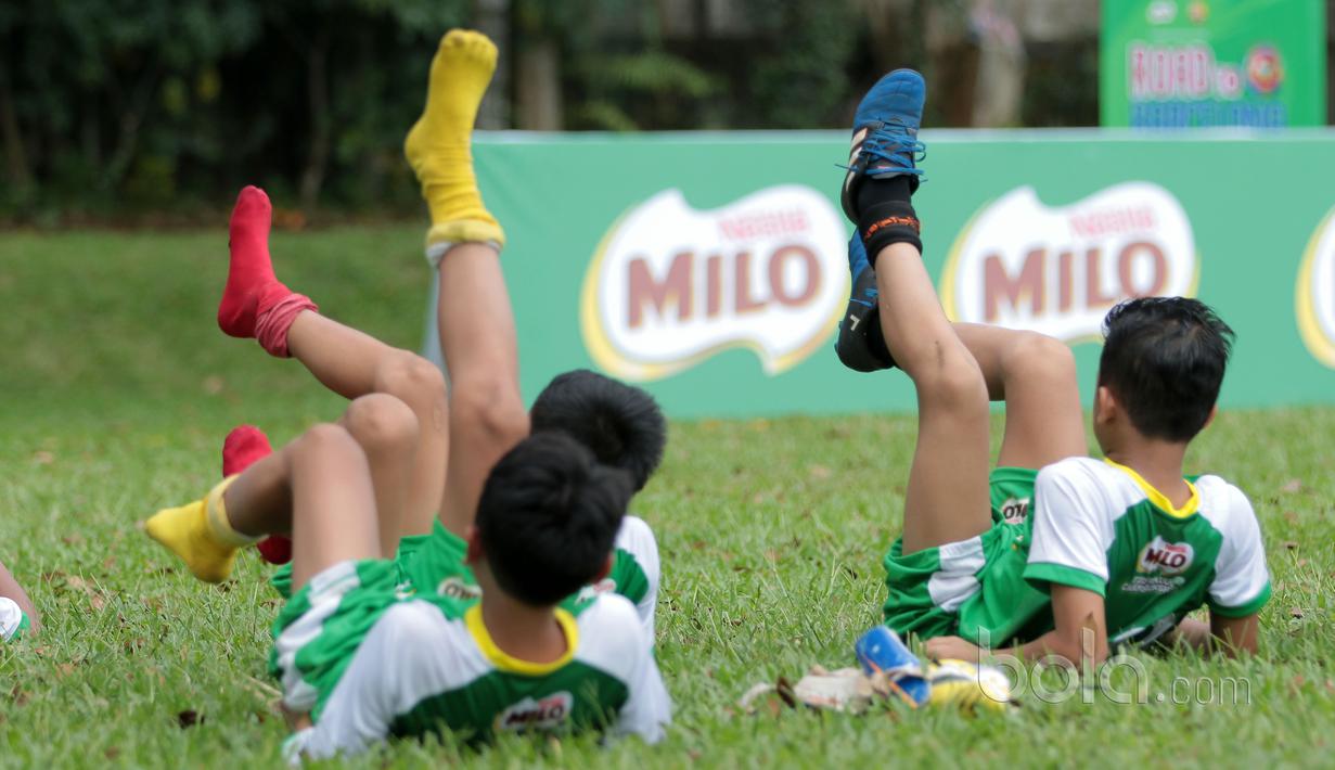 Warna-warni kaos kai kontestan MILO Road to Barcelona saat melakukan pendinginan usai latih tanding dengan tim Zapello Coaching di International School Clubs of Indonesia, Cirendeu, (15/7/2017). (Bola.com/Nicklas Hanoatubun)