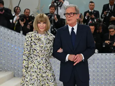 Pemimpin redaksi Vogue, Anna Wintour dan aktor Inggris Bill Nighy tiba untuk Met Gala 2023 di Metropolitan Museum of Art, New York, Senin (1/5/2023). (Photo by Angela WEISS / AFP)