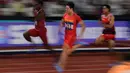 Pelari China, Su Bingtian (tengah) memacu kecepatan saat berkompetisi pada Final nomor Lari 100 meter putra Asian Games 2018 di Stadion Gelora Bung Karno, Jakarta, Minggu (26/8). Su Bingtian meraih emas dengan catatan waktu 9,92 detik. (AFP/Martin BUREAU)