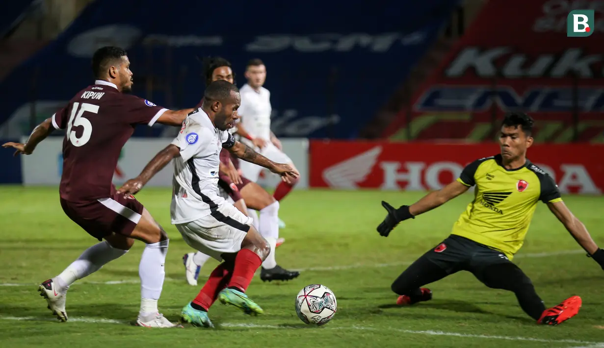 Persipura kembali melakukan serangan. Feri Pahabol yang melakukan dribel cepat dan dipungkasi dengan tembakan keras. Apes, bola tendangannya membentur mistar. (Bola.com/Bagaskara Lazuardi)