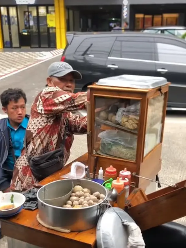 Penjual bakso tunggangi Piaggio Liberty (TikTok/@arsadndr)