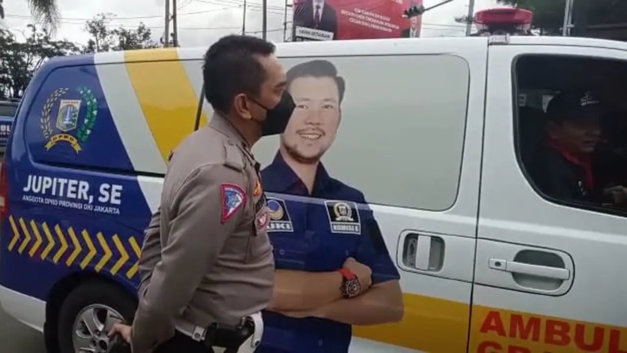Mobil Ambulans bergambar Anggota DPRD DKI Jakarta, Jupiter diamankan polisi karena melawan arus di jalur Puncak, Bogor, Jawa Barat. (Istimewa)