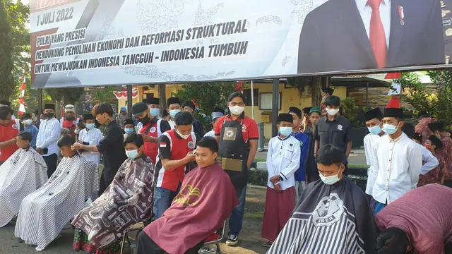 Puluhan anak yatim mendapatkan layanan cukur gratis dalam puncak perayaan ke-76 HUT Bhayangkara di Polres Garut tahun ini. (Liputan6.com/Jayadi Supriadin)