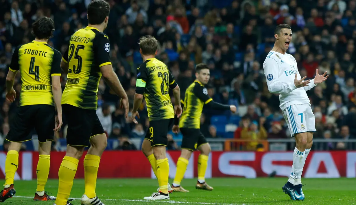 Pemain Real Madrid, Cristiano Ronaldo bereaksi setelah gagal mencetak gol saat menjamu Borussia Dortmund pada matchday terakhir Grup H Liga Champions di Stadion Santiago Bernabeu, Kamis (7/12). Real Madrid menang 3-2. (AP/Francisco Seco)
