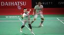 Pebulutangkis ganda putra Indonesia, Leo Rolly Carnando/Daniel Marthin bertanding melawan pebulutangkis ganda putra Jepang, Takuro Hoki/Yugo Kobayashi pada laga semifinal Indonesia Masters 2023 di Istora Senayan, Jakarta, Sabtu (28/01/2023). Leo/Daniel menang dengan skor 18-21, 21-17, 21-3. (Bola.com/Bagaskara Lazuardi)