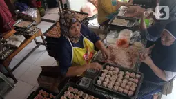 Pekerja membuat dim sum di UMKM rumahan Bunda Imoet Ciputat, Tangerang Selatan, Banten, Selasa (5/4/2022). Selama Ramadhan, kuliner siap saji berbagai rasa ini mengalami peningkatan pesanan dimana pada hari biasa 250 kg kini bisa mencapai 500 kg. (merdeka.com/Arie Basuki)