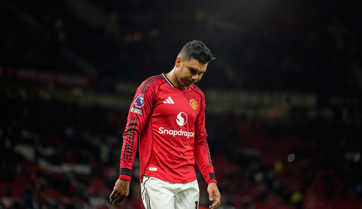 Pemain Manchester United, Casemiro, tertunduk lesu setelah menelan kekalahan dari Leeds United pada pekan ke-32 Premier League 2025/2026 di Stadion Old Trafford, Selasa (14/4/2026). (AP Photo/Dave Thompson)