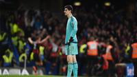 Kiper Chelsea, Thibaut Courtois, tampak kecewa usai gawangnya kebobolan gol Glenn Murray. Gol tunggal tersebut membuat Chelsea takluk 0-1 atas Bournemouth, Minggu (6/12/2015) dini hari WIB. (Reuters / Tony O'Brien).