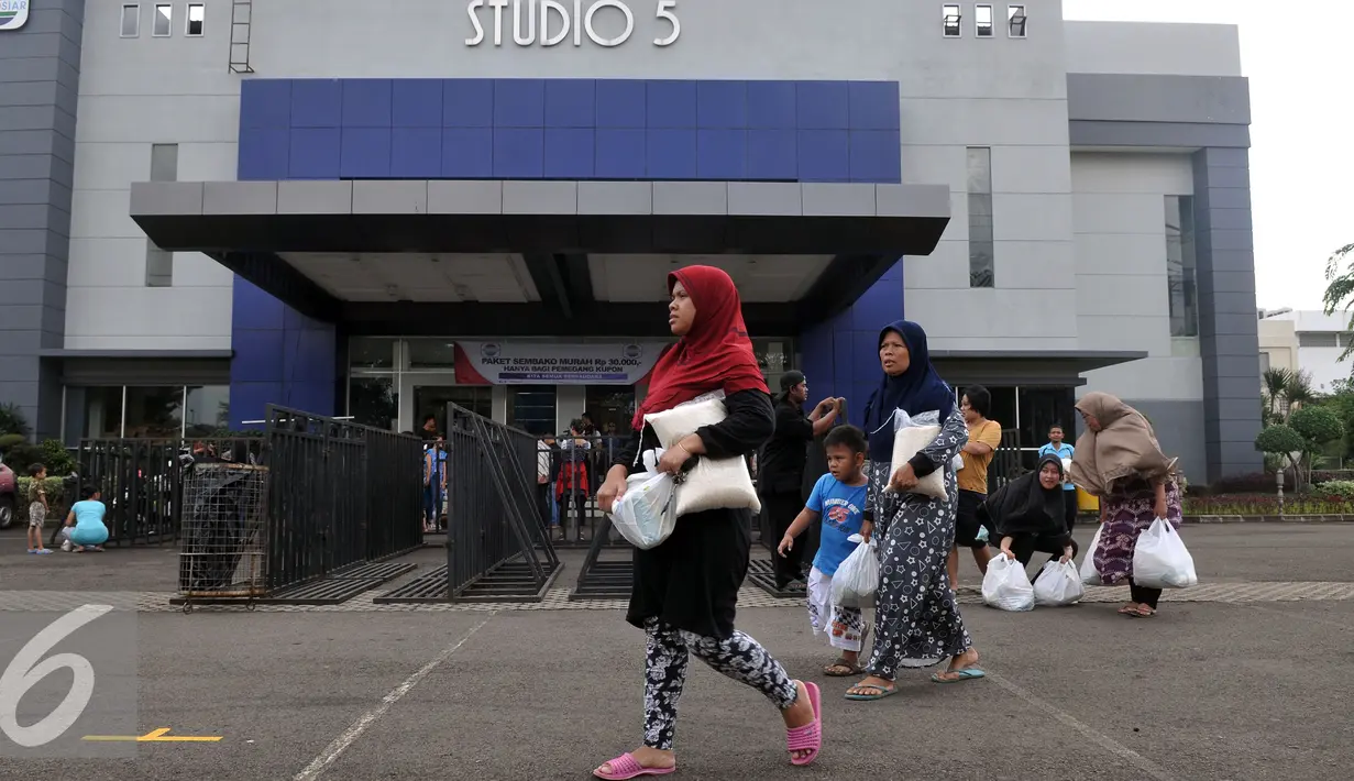 Warga membawa Paket  Sembako Murah oleh PT Indosiar Visual Mandiri  di Studio 5 Indosiar, Jakarta, (10/6). Sebanyak 500 paket sembako murah seharga Rp 30 ribu per paket untuk 500 Kepala Keluarga (KK). (Liputan6.com/Johan Tallo)