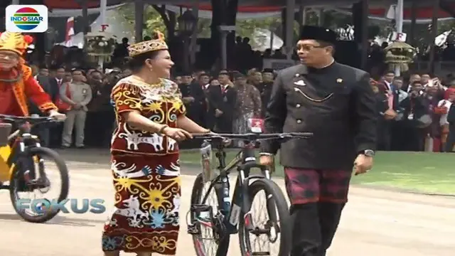 Tamu undangan hadir dengan mengenakan pakaian adat dari 34 provinsi di Indonesia.