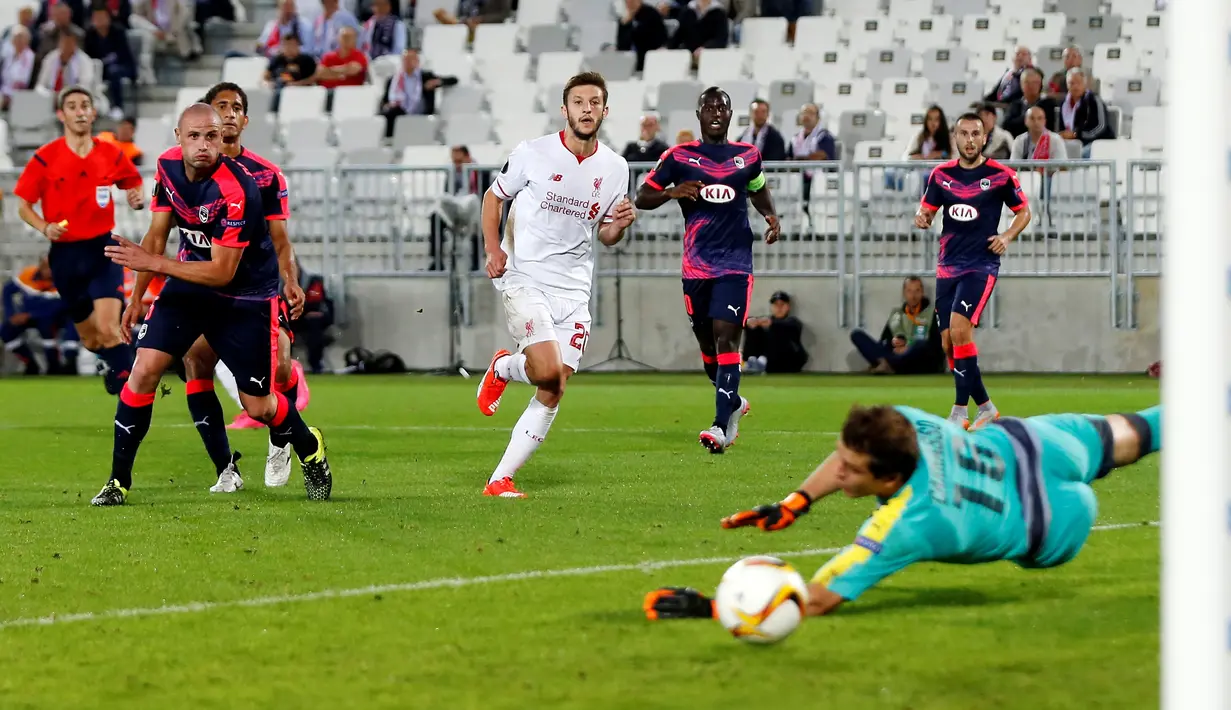 Adam Lallana saat mencetak gol ke gawang Bordeaux dalam laga Grup B Liga Europa di Bordeaux, Jumat (18/9/2015) dini hari WIB. (Action Images via Reuters/Lee Smith)