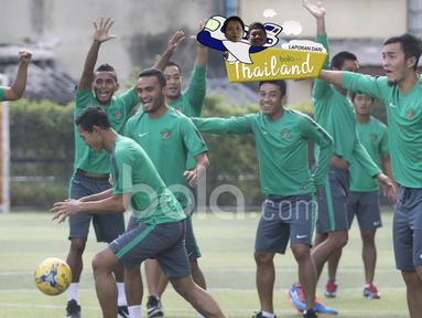 Canda dan Tawa pemain Timnas Indonesia saat latihan ringan areal Hotel Grand Fourwings, Thailand, (17/12/2016). (Bola.com/Vitalis Yogi Trisna) 