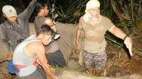 Petugas BBKSDA Riau mengobati gajah terjerat di sebuah konsesi hutan tanaman industri. (Liputan6.com/Dok BBKSD Riau/M Syukur)