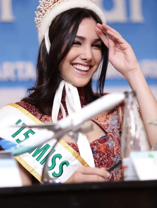 Miss International 2015, Edymar Martinez Blanco, diundang Yayasan Puteri Indonesia (YPI) untuk menghadiri malam final penyelenggaraan Pemilihan Puteri Indonesia 2016, wanita cantik ini pun merasa tersanjung. (Andy Masela/Bintang.com)