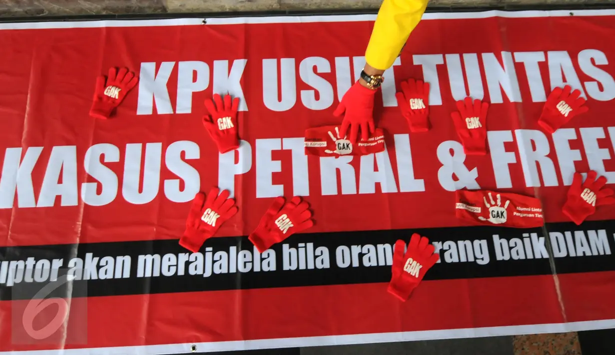 Massa Gerakan Anti Korupsi Alumni Lintas Perguruan Tinggi saat aksi damai di gedung KPK, Jakarta, (27/11). Mereka juga mendesak kasus praktik mafia dibelakang "perpanjangan" kontrak Freeport yang melibatkan sejumlah pejabat. .(Liputan6.com/Helmi Afandi)