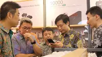 Founder & CEO Xiaomi, Lei Jun melihat-lihat produk Xiaomi di Authorized Mi Store yang baru dibuka di Summarecon Mall Bekasi, Jawa Barat, Selasa (26/9). (Doc: Xiaomi)